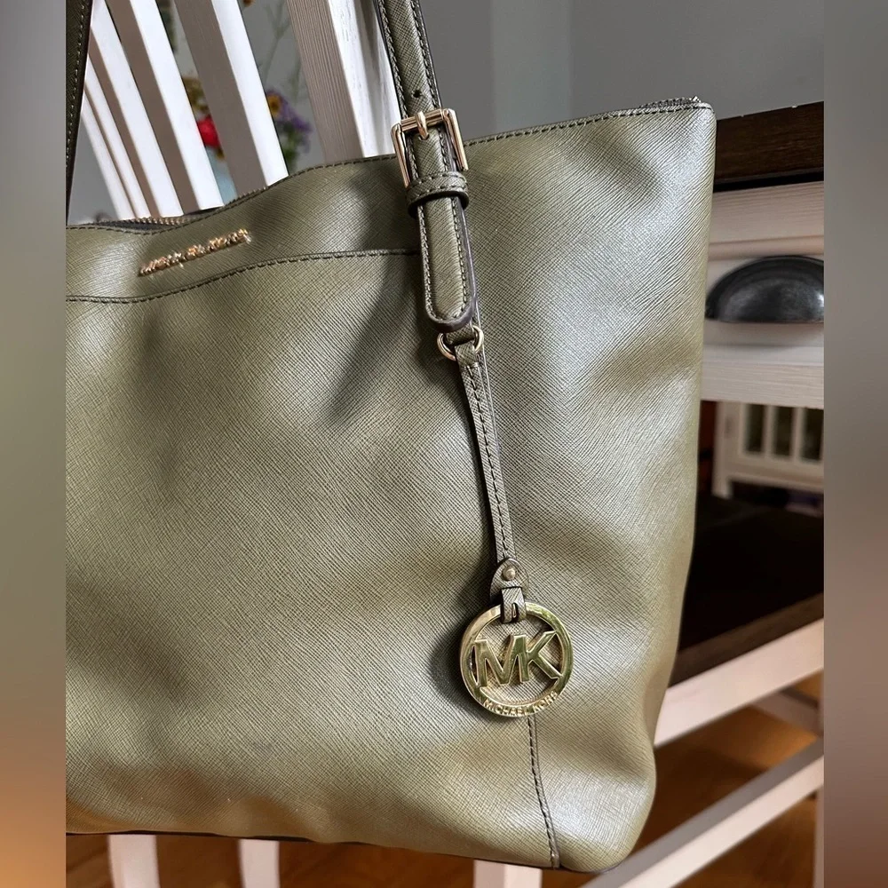 Michael Kors jet set tote bag